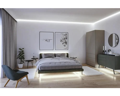 Moderní ložnice s dvoulůžkem, skříní a nepřímým osvětlením pro světlou a uspořádanou atmosféru.