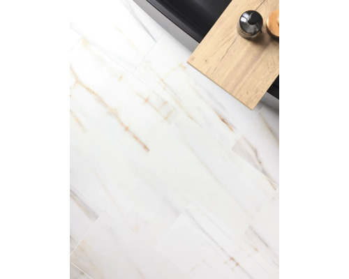 Světlá koupelnová podlaha s mramorovým vzhledem