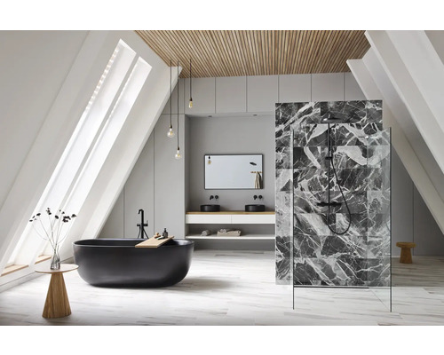 Světlá koupelna s vanou, sprchou, umyvadlem a zrcadlem v podkroví