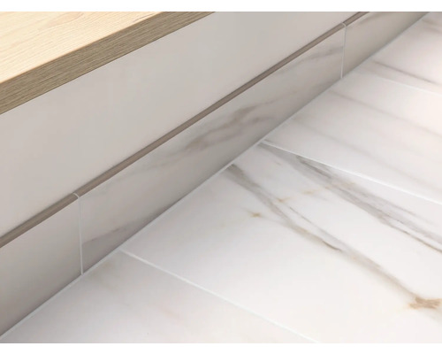 Detailní pohled na světlou koupelnu s mramorovými obklady a umyvadlovou skříňkou