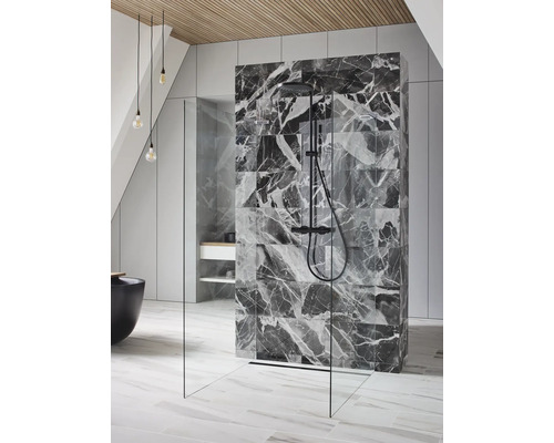 Koupelna s bezbariérovým sprchovým koutem, obloženým mramorovými dlaždicemi a sprchovou armaturou