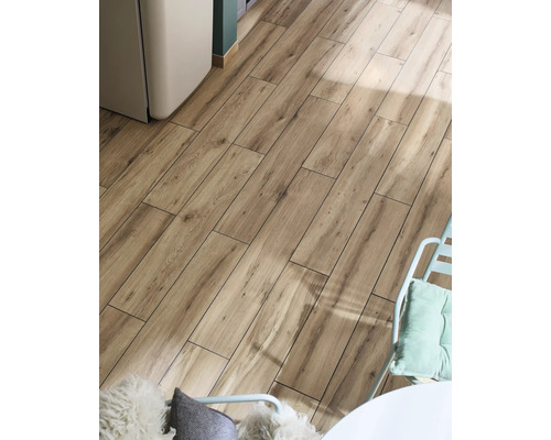 Pohled na podlahu s dlaždicemi s dřevěným vzhledem ve světlé místnosti.