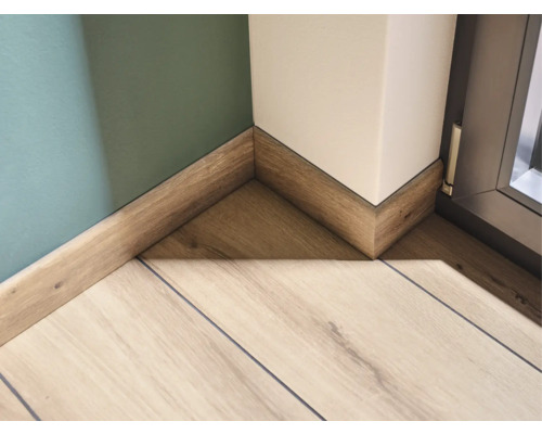 Podlahová krytina a soklové lišty v místnosti