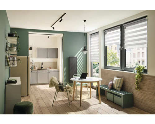 Obývací kuchyně s jídelním stolem, židlemi, lavicí a oknem se stahovací roletou