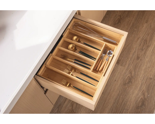 Otevřená zásuvka s bambusovou vložkou na příbory a kuchyňské náčiní