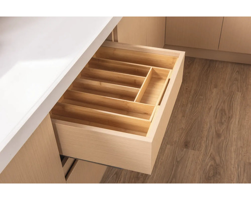 Otevřená zásuvka s dřevěnou vložkou na příbory