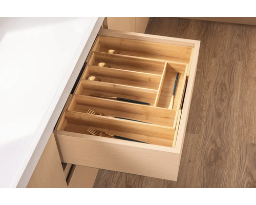 Otevřená zásuvka s dřevěnou vložkou na příbory