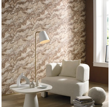 Obývací pokoj s vzorovanou tapetou, křeslem, stojací lampou a odkládacím stolkem