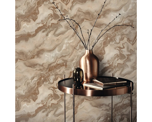 Dekorativní tapeta s mramorovým vzorem a stolní aranžmá s vázou