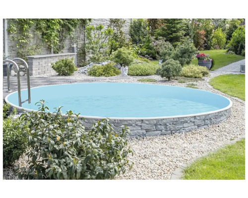 Kulatý bazén s kamenným obkladem a žebříkem na zahradě.