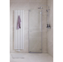 Koupelna se sprchovým koutem, topným žebříkem a ručníkem