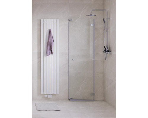 Koupelna se sprchovým koutem, topným žebříkem a ručníkem