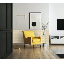 Moderní obývací pokoj se žlutým křeslem, rýhovanými stěnovými panely a minimalistickou výzdobou