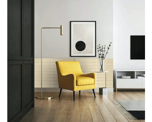 Moderní obývací pokoj se žlutým křeslem, rýhovanými stěnovými panely a minimalistickou výzdobou