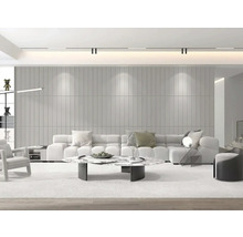 Světlý obývací pokoj s pohovkou, konferenčním stolkem a osvětlením