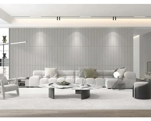 Světlý obývací pokoj s pohovkou, konferenčním stolkem a osvětlením