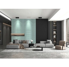 Obývací pokoj s nástěnnými panely, pohovkou, křeslem a konferenčním stolkem