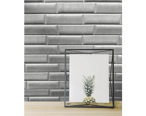 Obkladové dlaždice ve stylu metra jako pozadí pro fotorámeček s potiskem ananasu.