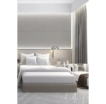 Ložnice s dvoulůžkem, nočním stolkem a závěsy