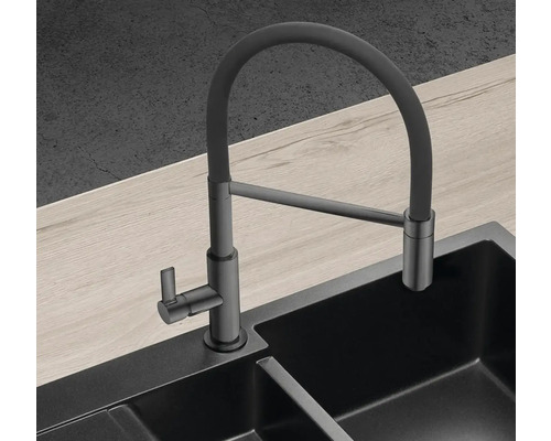 Kuchyňská baterie s otočným výtokem v dřezu