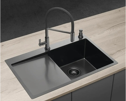 Dřez s odkapávací plochou, vodovodní baterií a dávkovačem mýdla na pracovní desce