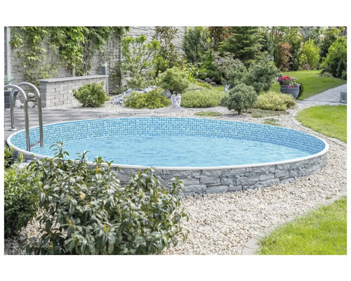 Oválný bazén s kamenným vzhledem a žebříkem v zahradě