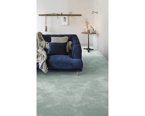 Obývací pokoj s pohovkou, stolem a kobercem