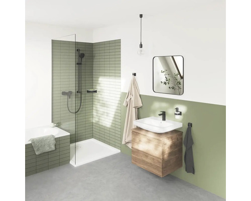 Koupelna se sprchou, umyvadlovou skříňkou a zrcadlem