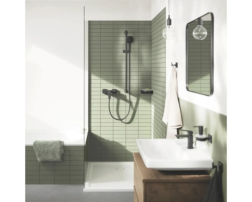 Moderní koupelna se sprchou, umyvadlem a zrcadlem