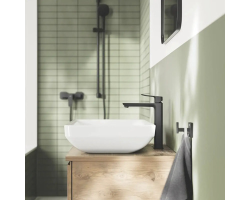 Moderní koupelna s umyvadlem na desku, baterií a sprchou