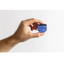 Relé chytré domácnosti Shelly Gen3 v ruce