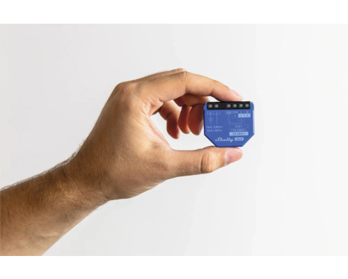 Relé chytré domácnosti Shelly Gen3 v ruce