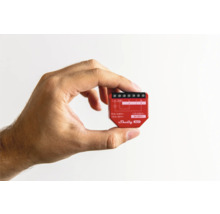 Ruka drží vypínač chytré domácnosti Shelly Gen3.