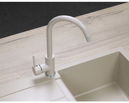 Kuchyňský dřez s jednopákovou baterií na pracovní desce