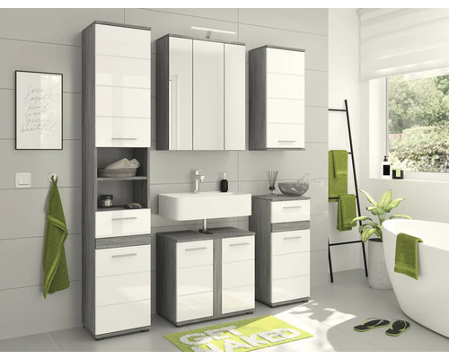 Koupelna s umyvadlem, zrcadlovou skříňkou, ručníkem a koupelnovým nábytkem v bílé a šedé barvě