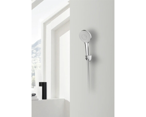 Ruční sprcha na nástěnném držáku v koupelně