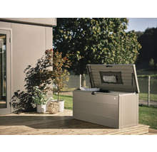 Otevřený úložný box na dřevěné terase s rostlinami v pozadí