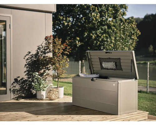 Otevřený úložný box na dřevěné terase s rostlinami v pozadí