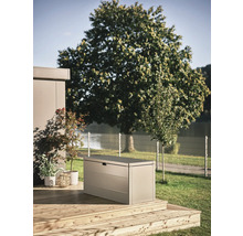 Zahradní scéna s kovovým úložným boxem na dřevěné terase