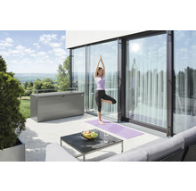 Scéna s ženou cvičící jógu na terase vedle úložného boxu