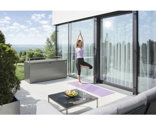 Scéna s ženou cvičící jógu na terase vedle úložného boxu