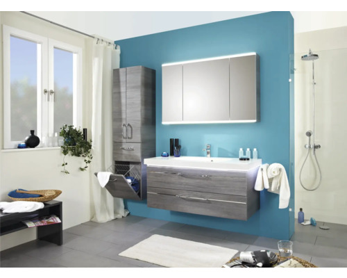 Moderní koupelna s umyvadlovou skříňkou, zrcadlovou skříňkou, vysokou skříňkou a sprchou