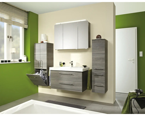 Koupelna s umyvadlovou skříňkou, zrcadlovou skříňkou a vysokými skříněmi ve vzhledu dřeva