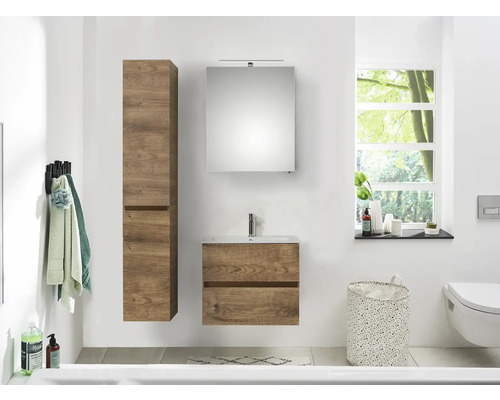 Světlá koupelna s dřevěnou skříňkou pod umyvadlo, zrcadlovou skříňkou a vysokou skříňkou.