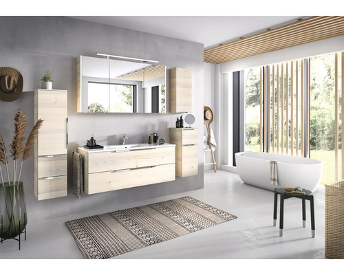 Světlá koupelna s umyvadlem, zrcadlovou skříňkou, vanou a dekoracemi pro přátelskou atmosféru.