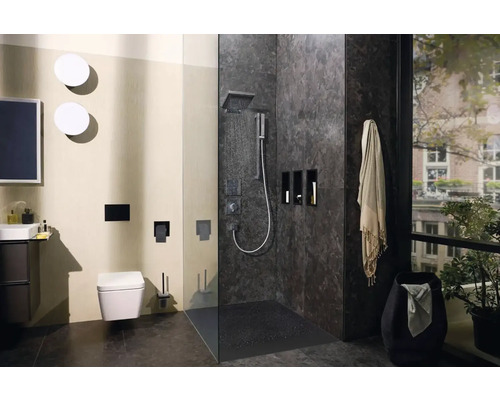 Moderní koupelna se sprchou, toaletou a umyvadlem