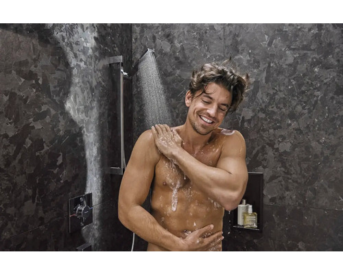 Muž ve sprše s nástěnným termostatem a horní sprchou