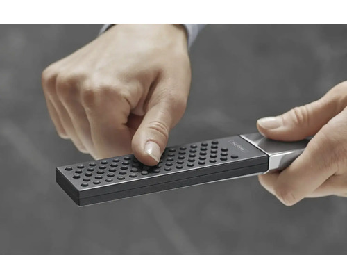 Ruka drží sprchovou hlavici APARTDESIGN s výstupky