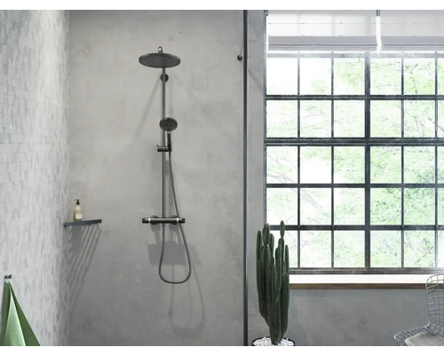 Koupelna s sprchovou baterií, policí a oknem