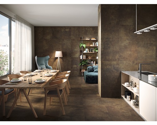 Světlý obývací pokoj s jídelním stolem, židlemi, policemi a dlažbou s kamenným vzhledem